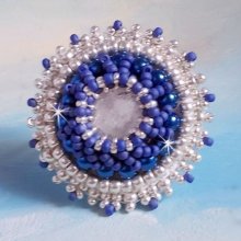 Marine Blue Ring bestickt mit einem Swarovski Kristall, runden Perlmuttperlen und Miyuki Rocailles